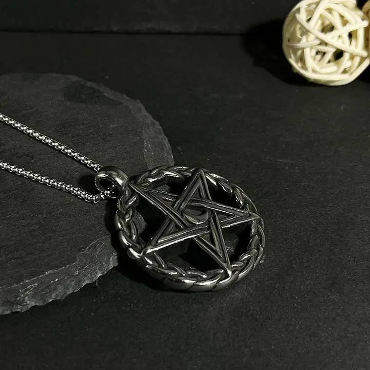 Détail du collier pentagramme de lune en acier inoxydable de GemMeet, mettant en avant son design mystique et captivant.
