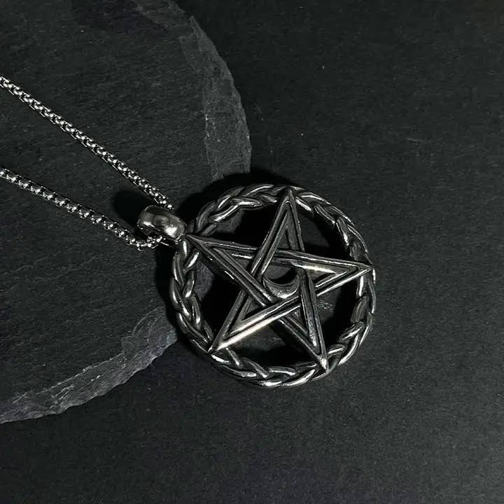 Collier pentagramme de lune en acier inoxydable de GemMeet porté, révélant son charme et son originalité dans un style quotidien.