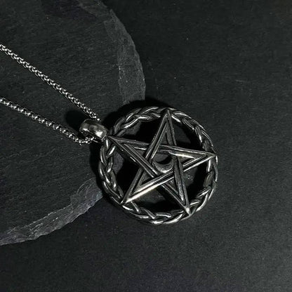 Collier pentagramme de lune en acier inoxydable de GemMeet porté, révélant son charme et son originalité dans un style quotidien.