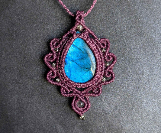 Collier prune avec labradorite bleue de Les fils ensorcelés, un bijou fait main unique alliant élégance et charme mystique, parfait pour chaque occasion.