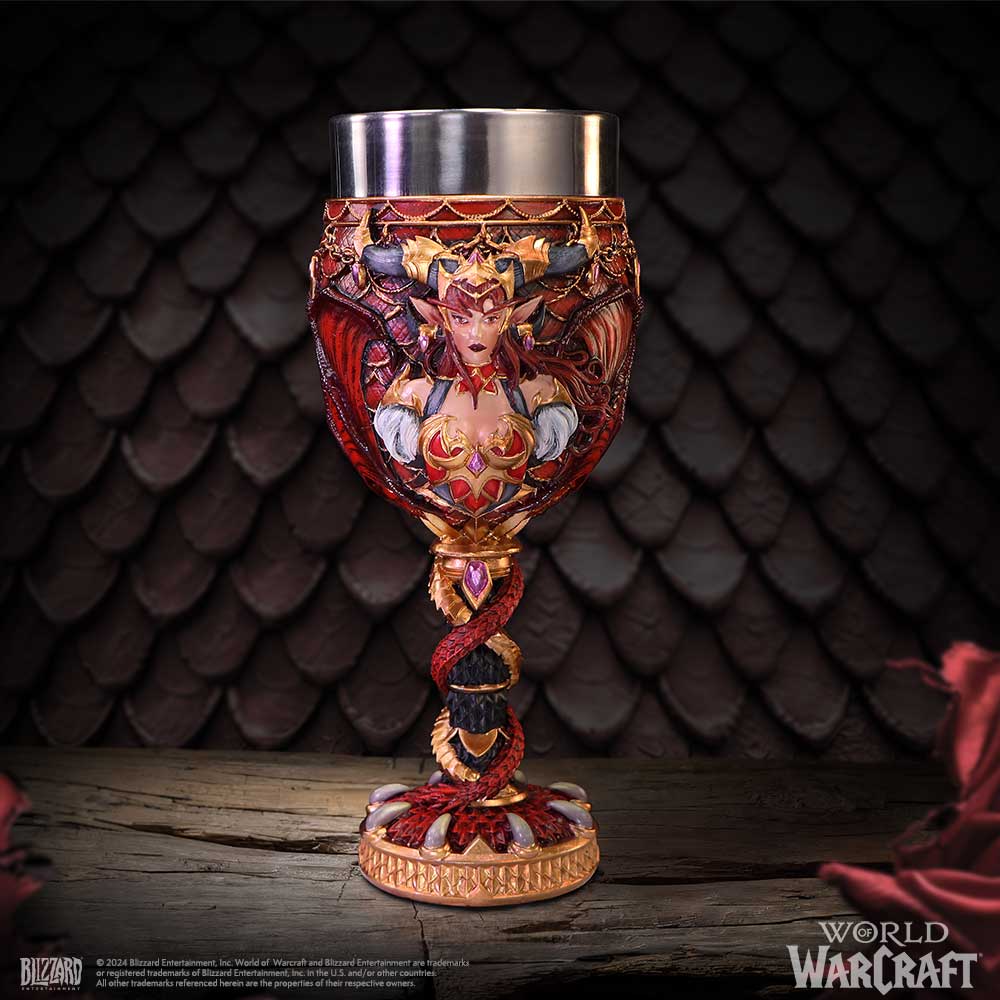 Magnifique coupe Alexstrasza de World of Warcraft par Nemesis Now, représentant la Reine-dragon avec des détails fascinants en résine rouge et or.
