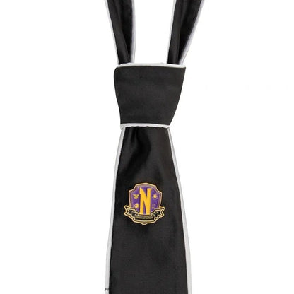 Détail du design unique de la Cravate Deluxe Nevermore Academy avec pin’s - Cravate Wednesday, une création de LA FORET ENCHANTEE CONCEPT STORE.