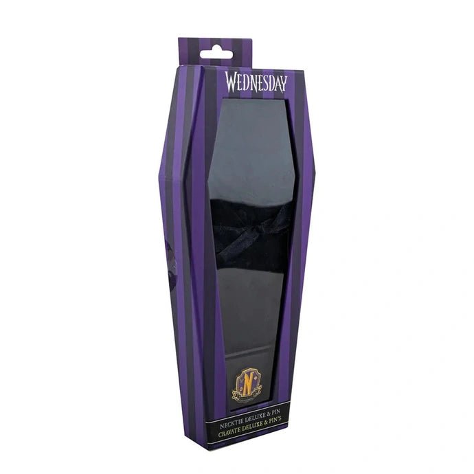 Cravate Wednesday portée avec style, de LA FORET ENCHANTEE CONCEPT STORE, parfaite pour les fans de l'esthétique gothique et de la série Nevermore Academy.