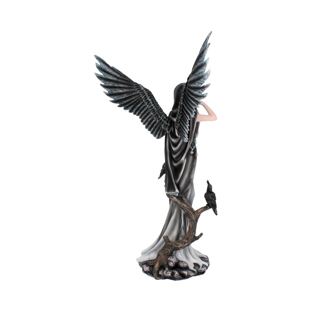 Grande figurine de fée Sorrel de 62,5 cm, représentant une fée enchanteresse avec des ailes de corbeau, se tenant sur un sol rocailleux dans sa robe noire.