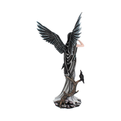 Grande figurine de fée Sorrel de 62,5 cm, représentant une fée enchanteresse avec des ailes de corbeau, se tenant sur un sol rocailleux dans sa robe noire.