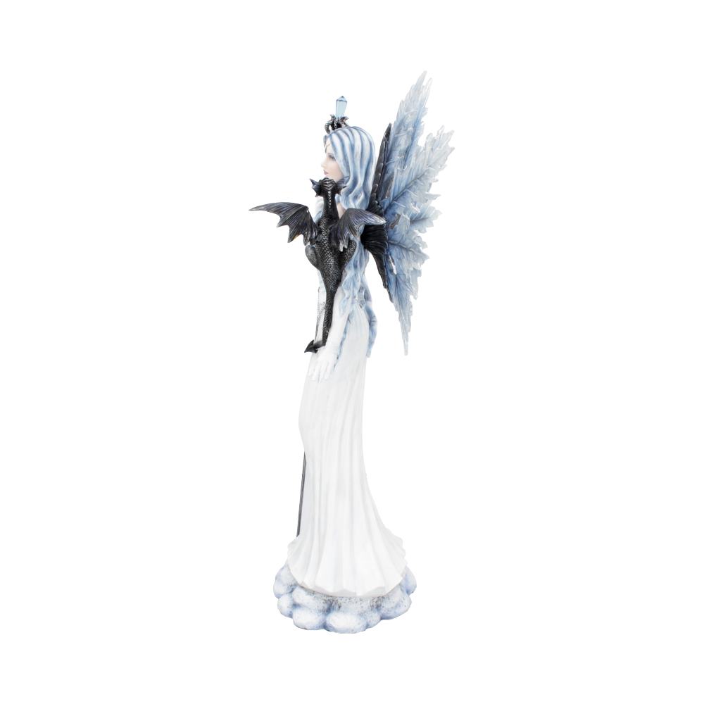 Figurine de Fée Aura 60.5cm par Nemesis Now, représentant une fée majestueuse en robe blanche avec une tiare brillante, entourée de loups blancs et aux ailes bleues glacées, symbolisant la magie et l'élégance.