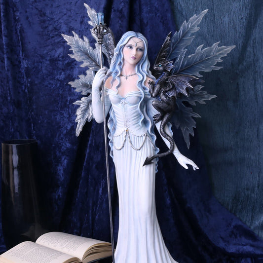 Figurine de Fée Aura 60.5cm de Nemesis Now, montrant la fée avec sa robe blanche, tiare ornée de diamants et ailes bleues glacées.