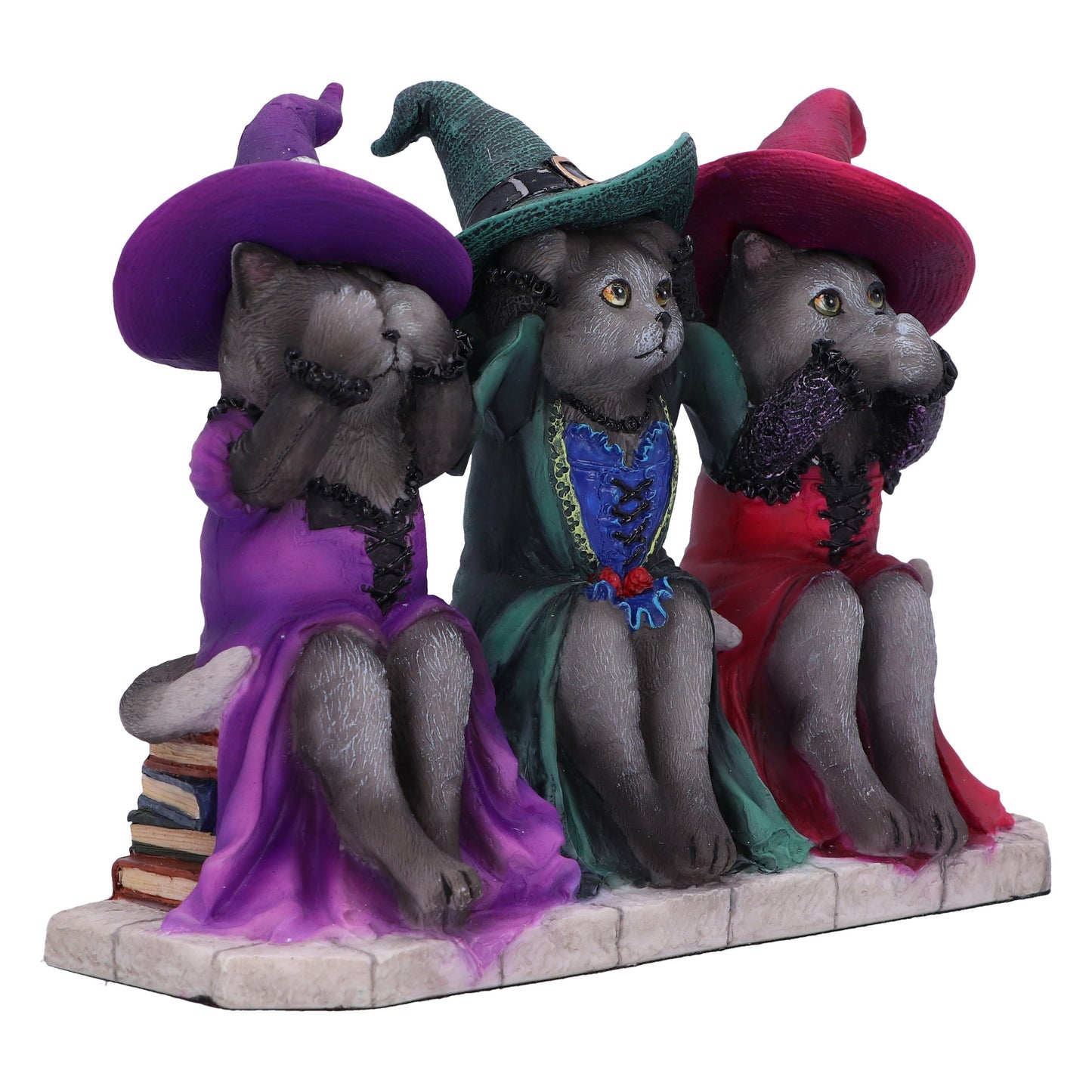 Vue artistique de Les trois chats sorciers sages – 15,3 cm, avec leurs robes de sorcier, apportant une touche de mystère à votre décoration.