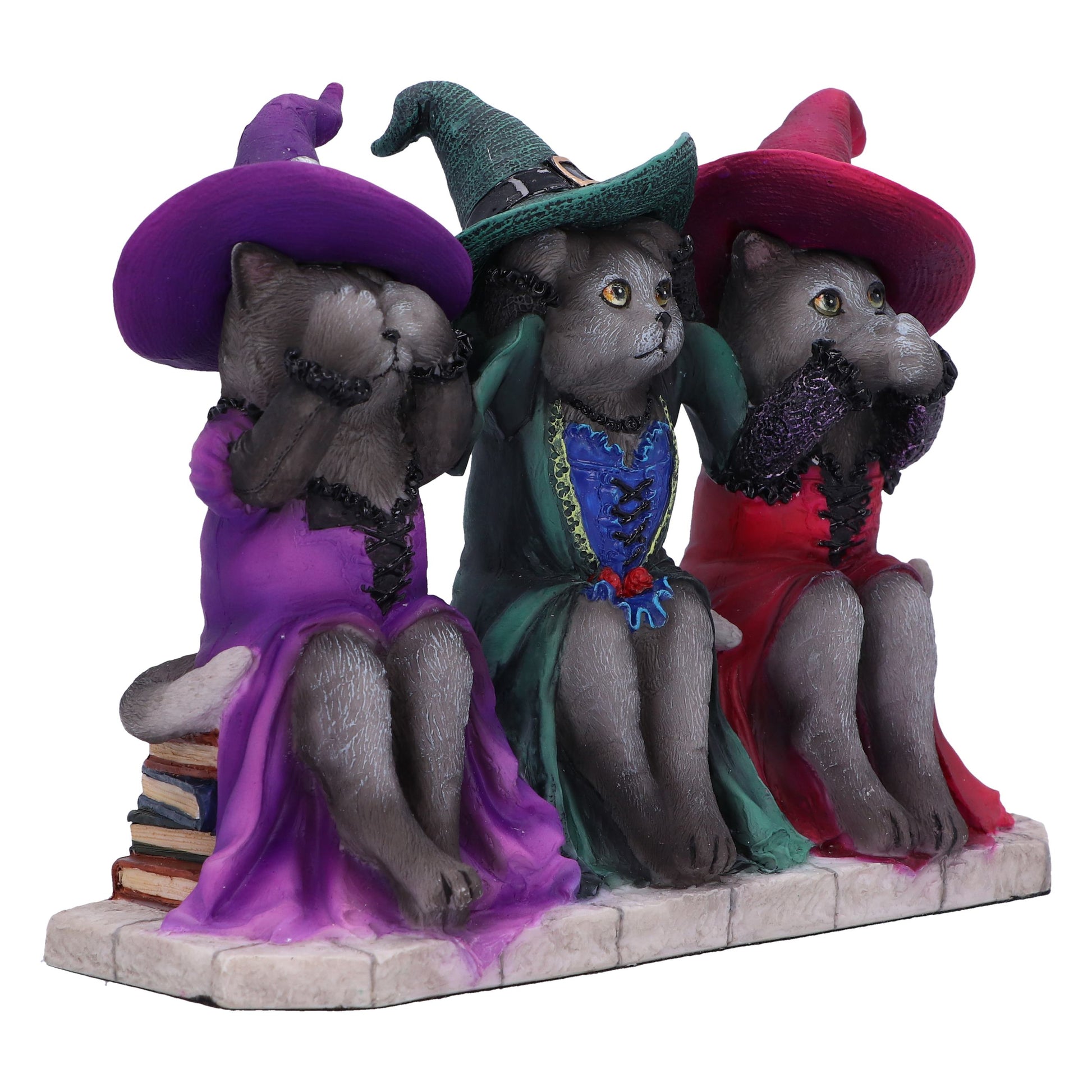 Vue artistique de Les trois chats sorciers sages – 15,3 cm, avec leurs robes de sorcier, apportant une touche de mystère à votre décoration.