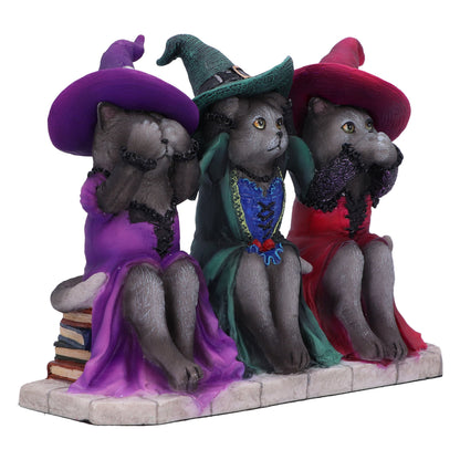 Vue artistique de Les trois chats sorciers sages – 15,3 cm, avec leurs robes de sorcier, apportant une touche de mystère à votre décoration.