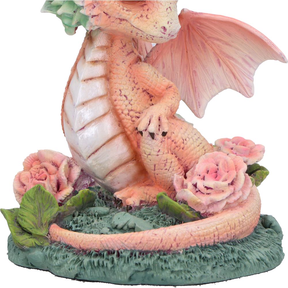 Figurine de Dragon fleur œillet 12cm aux teintes douces, avec un corps rose pêche et des ailes finement ciselées, posée sur une base ornementale d'œillets roses.