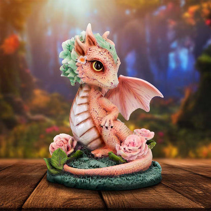 Figurine de Dragon fleur œillet 12cm avec un petit dragon printanier aux teintes douces, posé sur une base mousseuse ornée d'œillets roses et de feuilles émeraude.