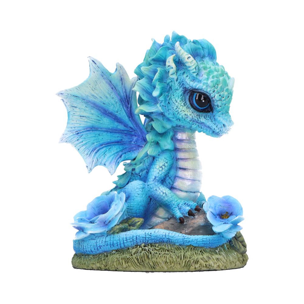 Figurine de Dragon fleur de pavot bleue 11 cm exposée dans un jardin enchanteur, ajoutant une touche de fantaisie et de magie à votre décoration extérieure.