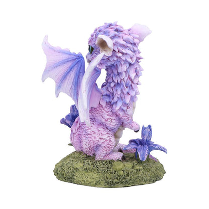 Détail de la Figurine du Dragon Fleur d’Iris 12 cm, mettant en valeur la finesse de la peinture à la main et les nuances douces des couleurs.