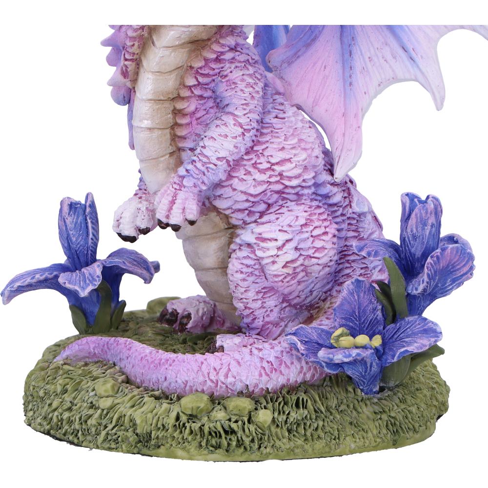 Illustration captivante de la Figurine du Dragon Fleur d’Iris 12 cm, révélant son design enchanteur et sa réalisation artisanale unique.