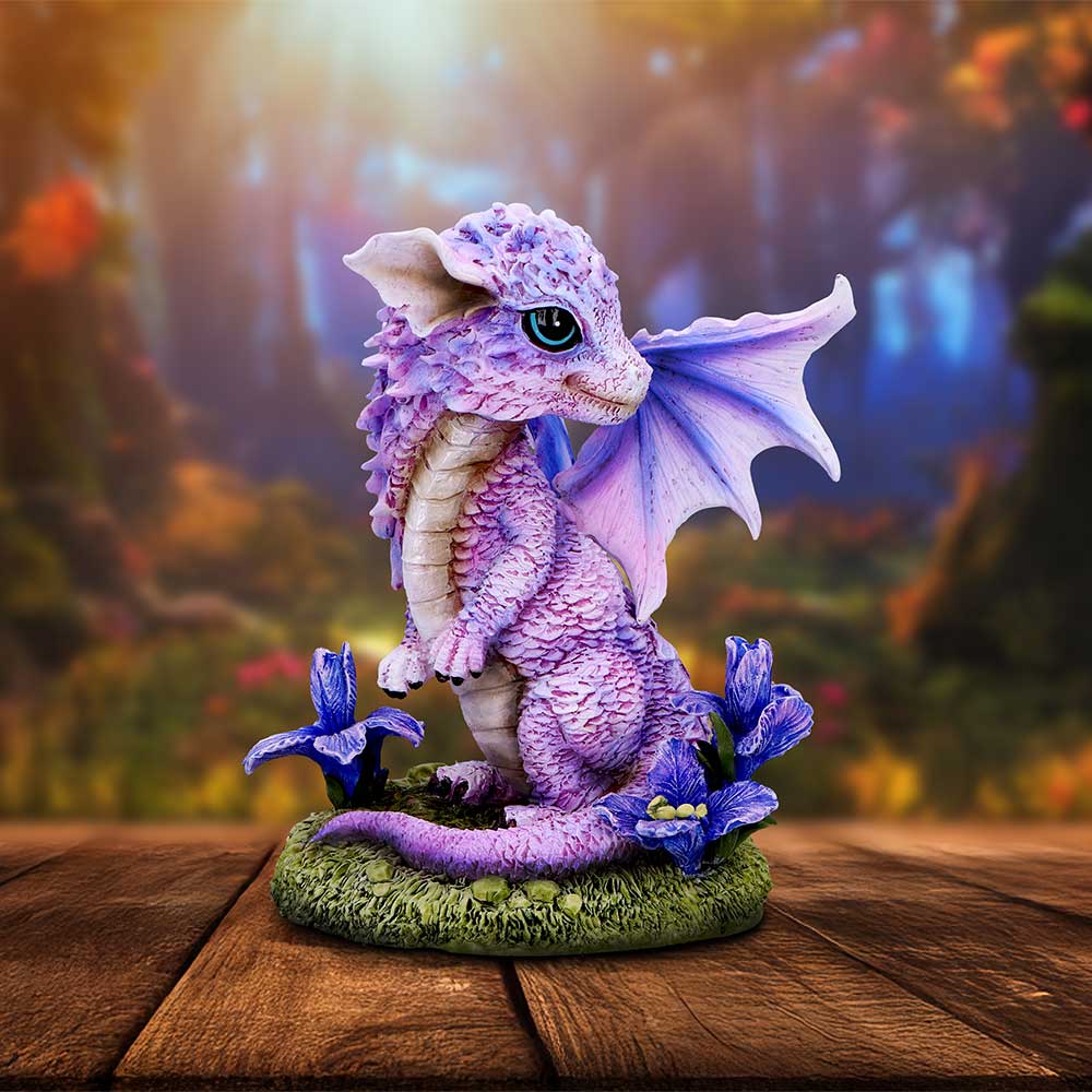Figurine du Dragon Fleur d’Iris 12 cm par Nemesis Now, un dragon enchanteur aux teintes pastel et ailes translucides, parfait pour embellir votre décoration fantasy.