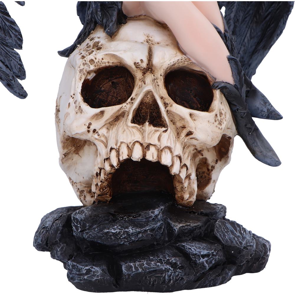 Fée Riven, figurine gothique avec masque sombre, illustre l'esthétique unique de figurine dark fantasy.