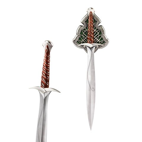 Dard - Épée de Bilbon de Noble Collection, un chef-d'œuvre miniature en acier inoxydable de 55 cm, s'illuminant d'une douce lueur bleutée à l'approche d'Orcs, symbole de courage et d'aventure pour les fans de la trilogie Le Hobbit.