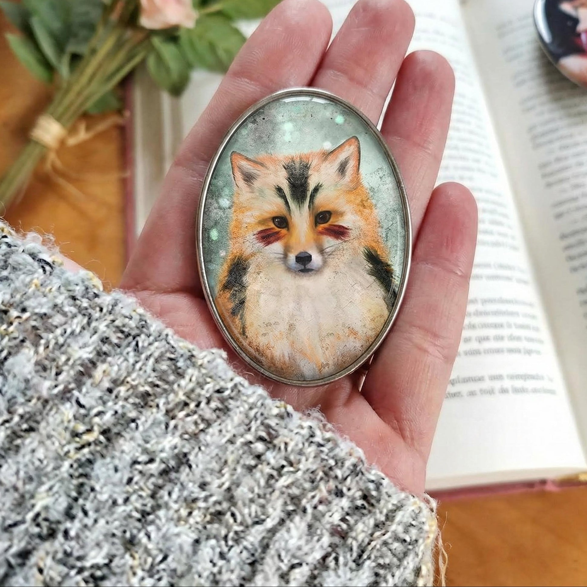 Badge illustré 'Le Renard Enchanteur' de Mihne Creations, présentant un renard aux pelages doux et marques sombres, idéal pour accompagner vos escapades magiques.