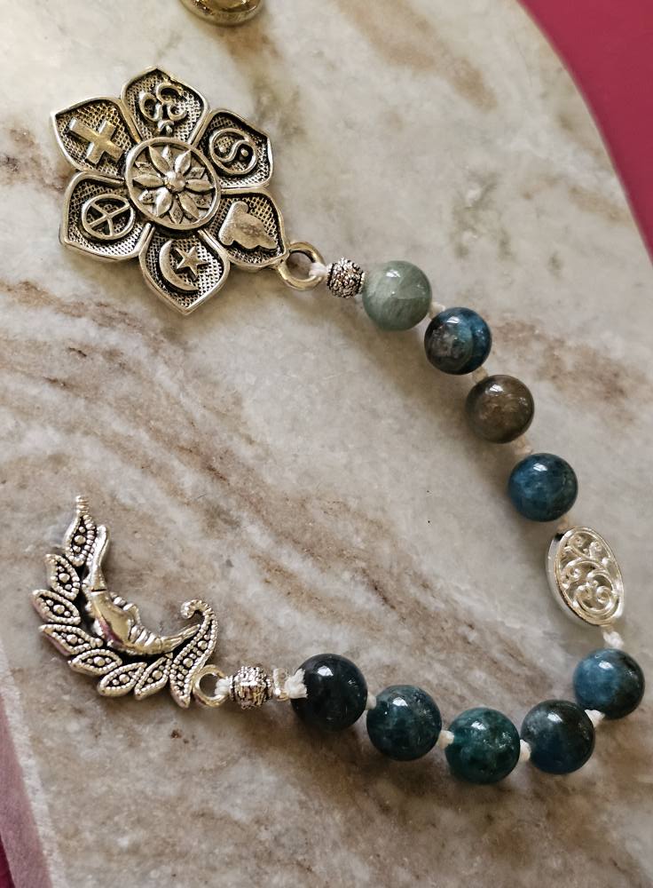 Détails de l'Échelle de Sorcière de LhanisaCréa, avec ses 9 pierres naturelles symbolisant l'harmonie et la sérénité.