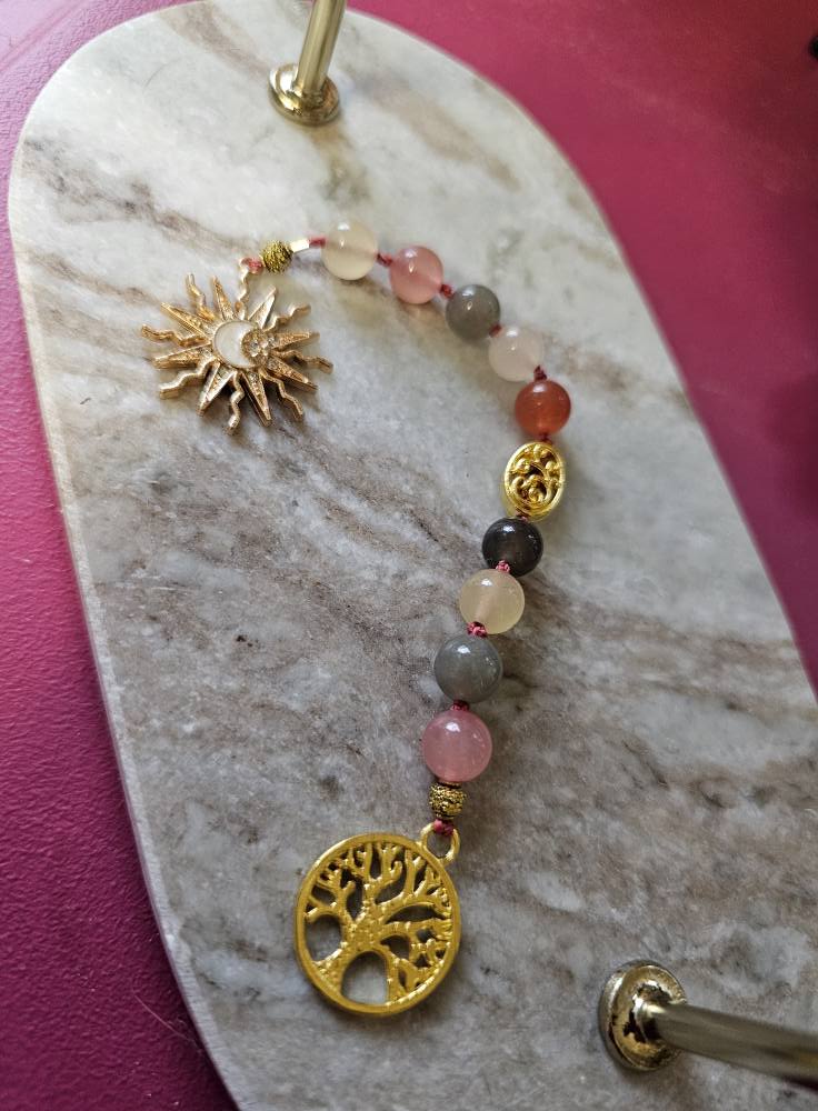 Échelle de Sorcière de LhanisaCréa – Protection et Énergies Positives, présentée dans une ambiance harmonieuse, idéale pour enrichir votre spiritualité.