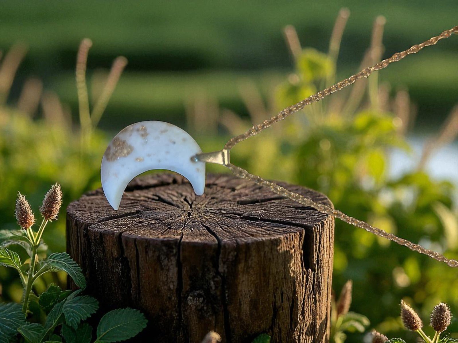 Découvrez le collier unique 'Lune sacrée' en acier plaqué or par Jessica Deelyah, un bijou fascinant qui évoque la magie des marées avec son médaillon en argile polymère orné de feuilles d'argent.