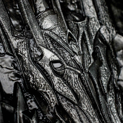 La pièce de collection Le Seigneur des Anneaux : L'Œil de Sauron d'AAA Merchandise Limited sur une étagère, ajoutant une touche de mystère à toute décoration.