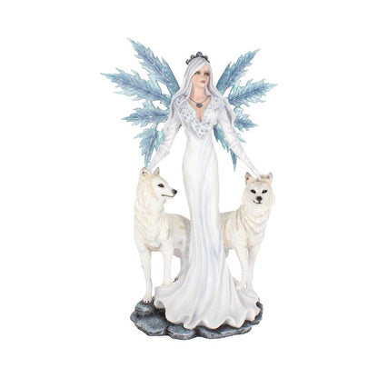 Figurine de Fée Aura 60.5cm de Nemesis Now, représentant une fée majestueuse en robe blanche et bleue avec des ailes scintillantes, entourée de deux loups blancs.