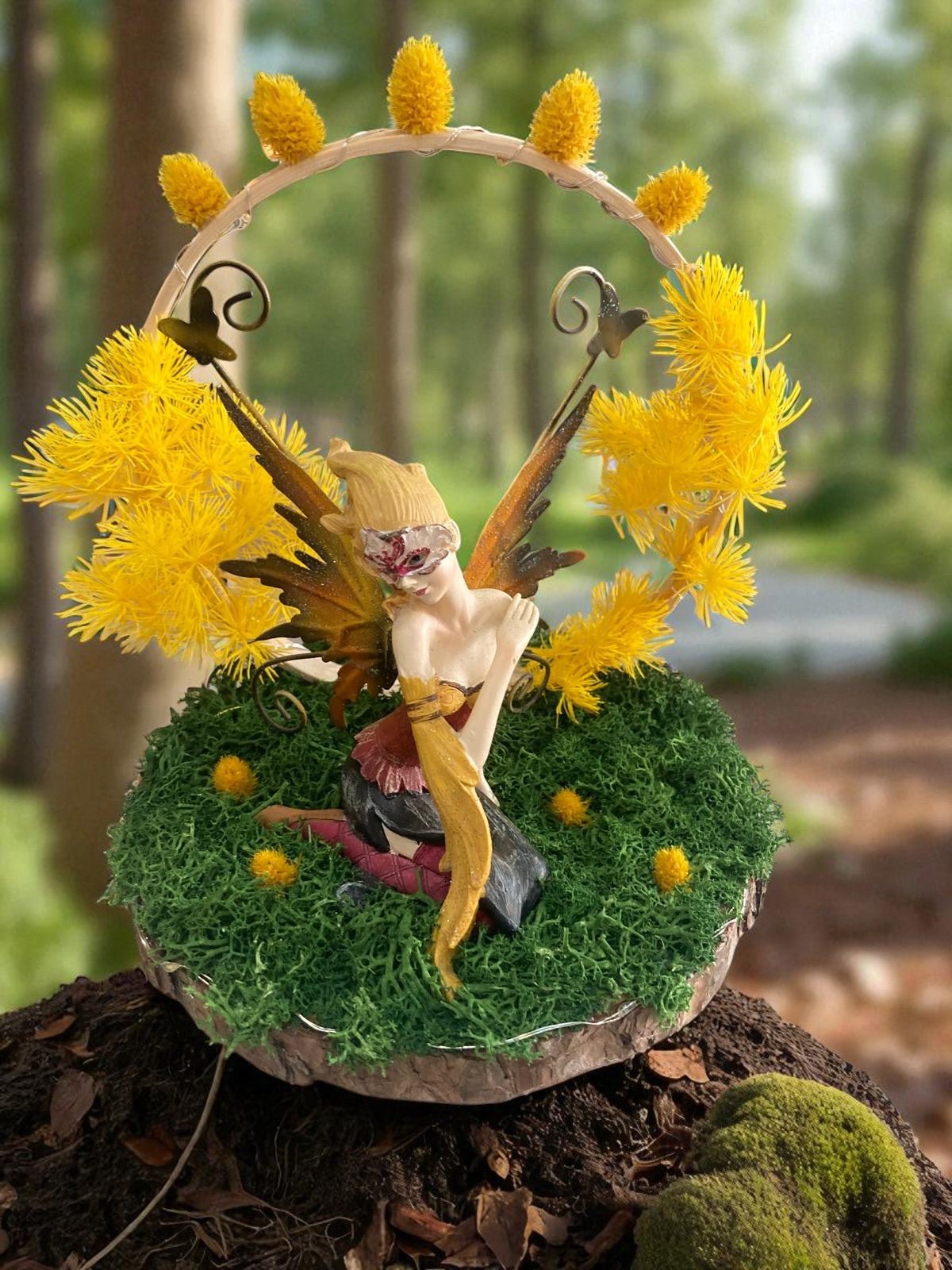 Illustrez la magie de la nature avec la figurine Fée de la Forêt – Gardienne des Rêves de Créaty, une œuvre artisanale multicolore qui évoque des rêves enchantés.