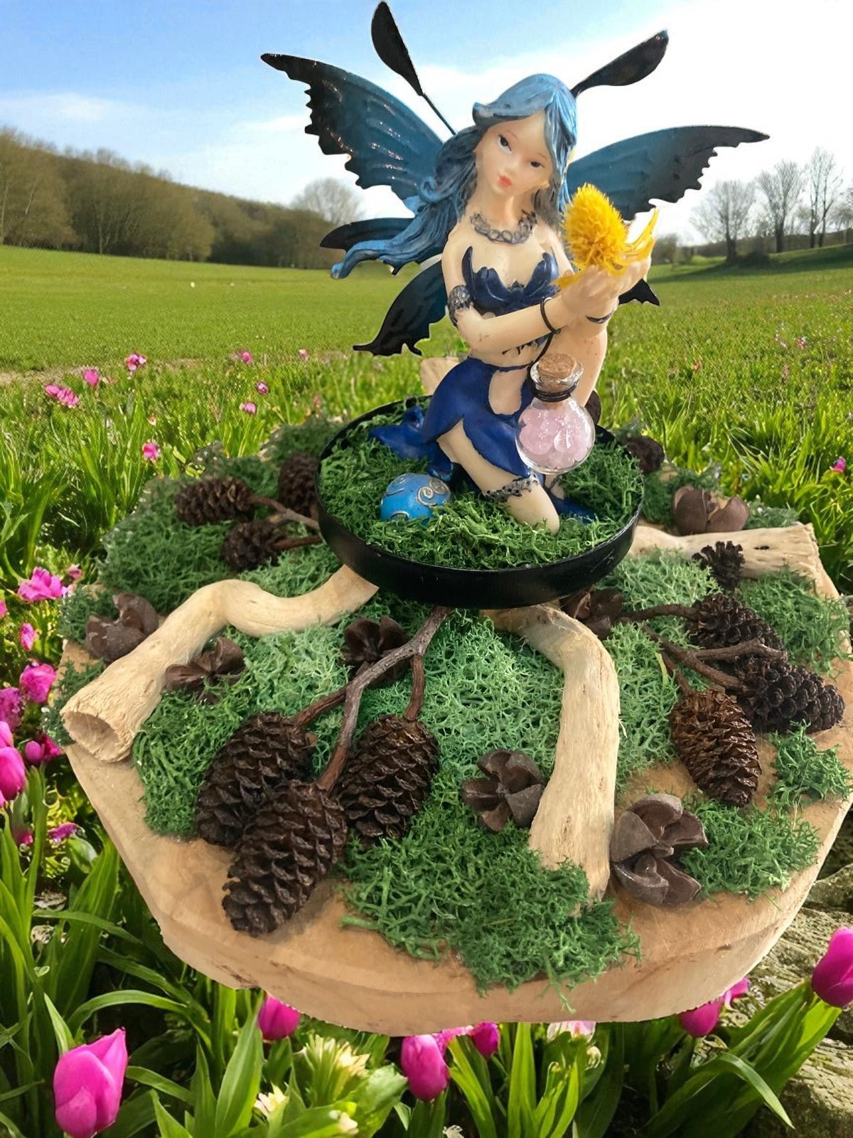 Fée Mystique – Enchanteresse des Étoiles par Créaty, une sculpture féerique en résine multicolore de 25 cm, illuminant votre espace avec une magie enchanteresse.