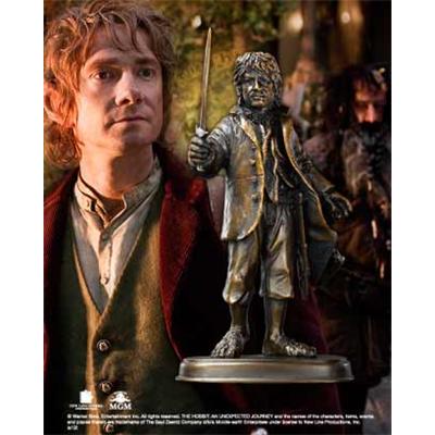 Détail de la figurine en bronze de Bilbo Sacquet par Noble Collection, illustrant l'expression espiègle du hobbit.