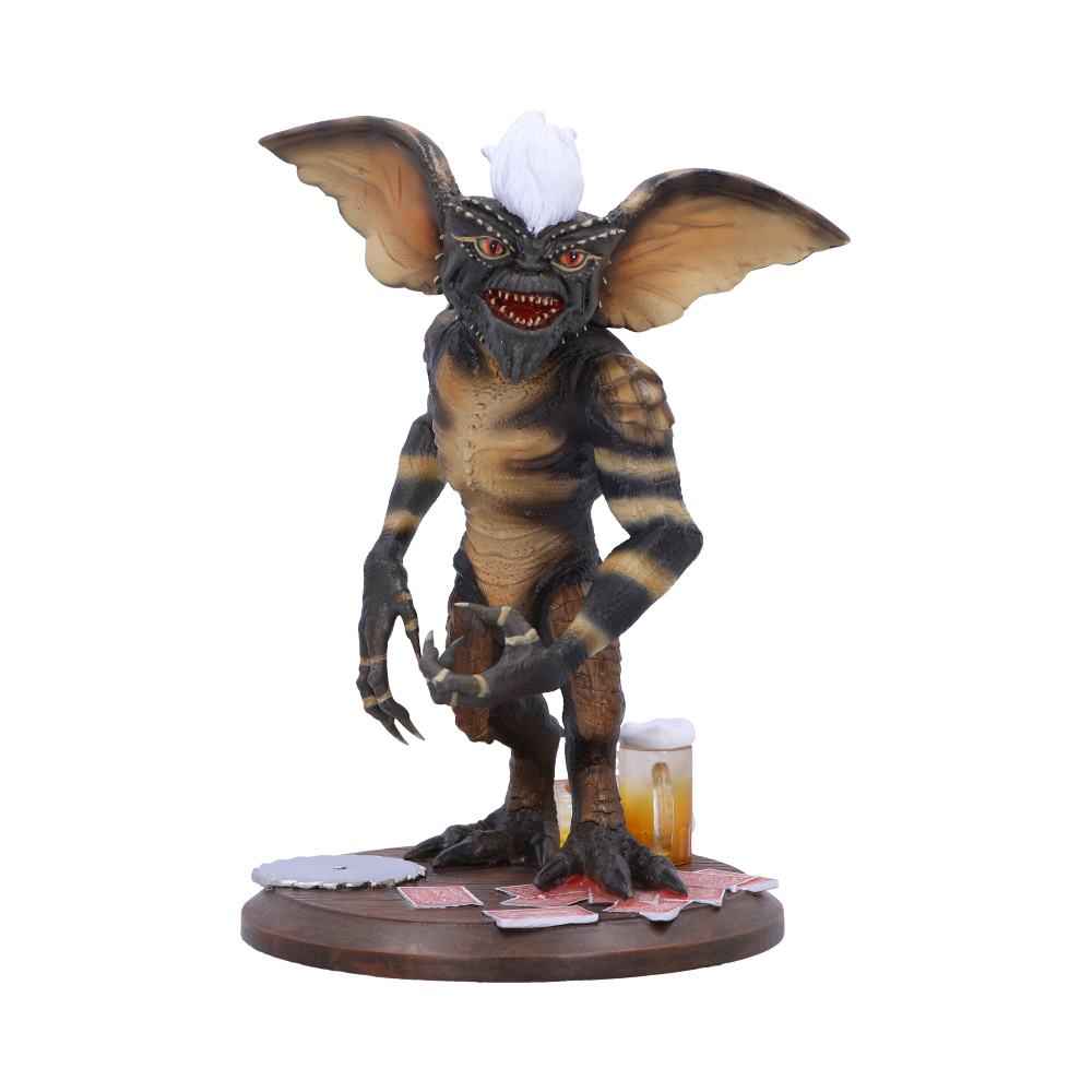 Figurine de collection Gremlins Stripe 16cm par Nemesis Now, mettant en avant le célèbre Mogwai espiègle dans une pose malicieuse, entouré de cartes de poker.