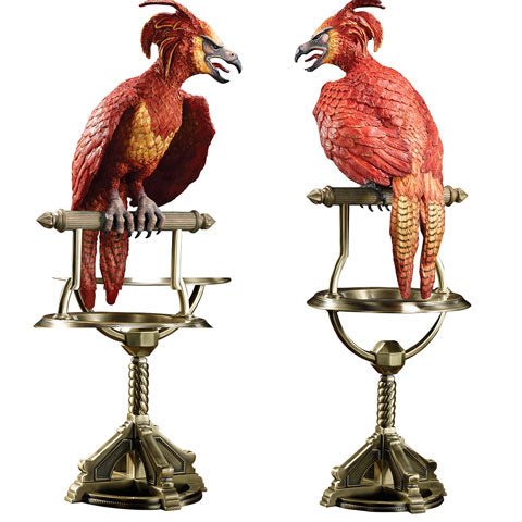 Sculpture de Fumseck le phénix de Noble Collection, représentant le magnifique oiseau légendaire d'Albus Dumbledore, symbole d'espoir et de renaissance, intégrant des reflets dorés sur sa structure en résine.