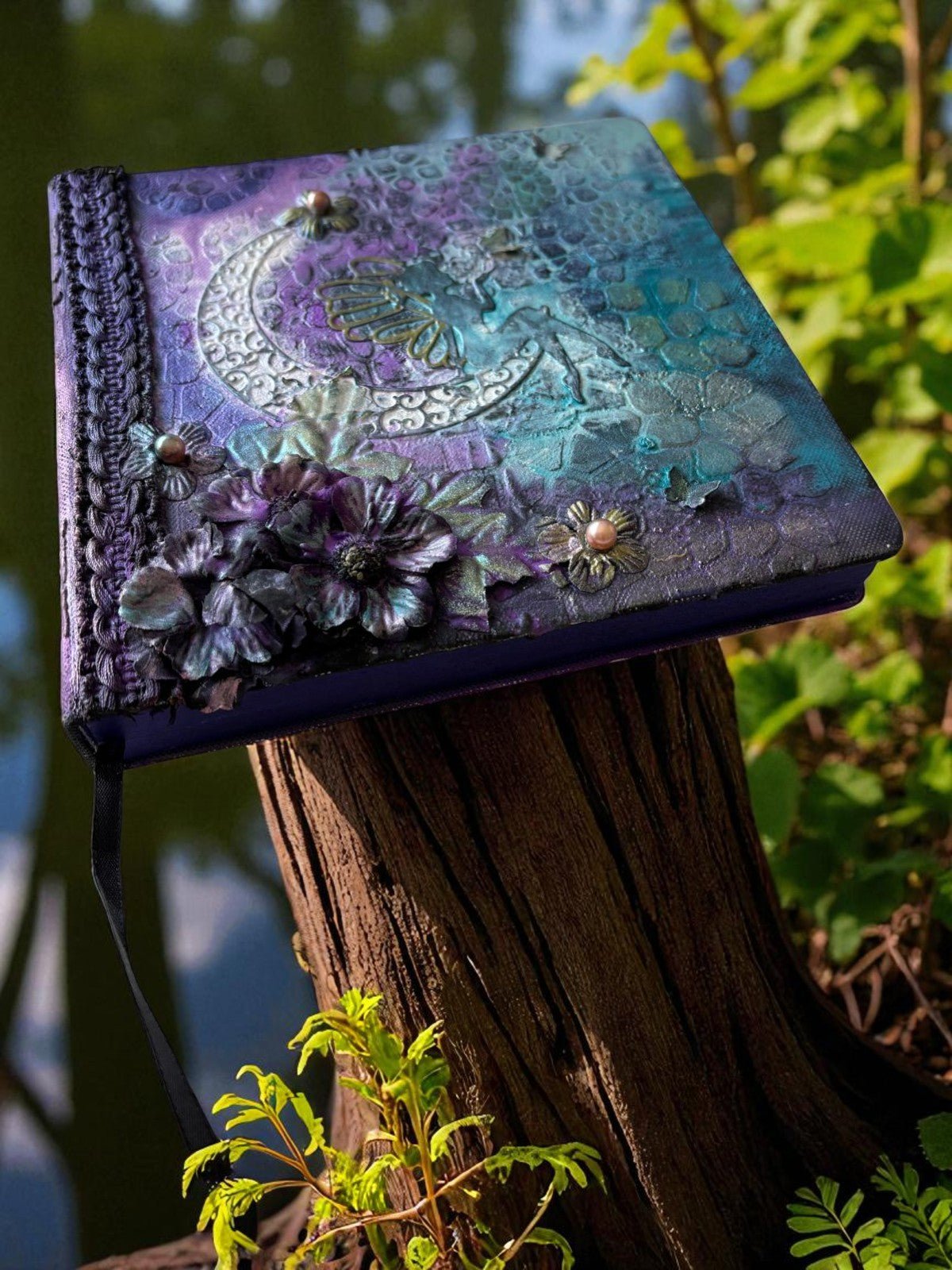 Pages généreuses du Grand carnet à dessin d'Uchronie Créations, parfaites pour vos croquis et esquisses artistiques.