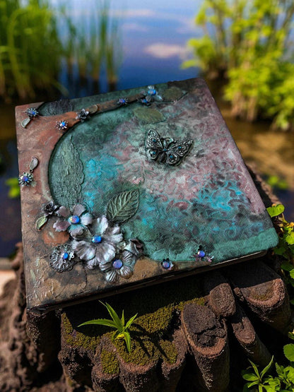 Ambiance créative avec le Grand carnet à dessin d'Uchronie Créations, idéal pour les artistes en herbe et professionnels.