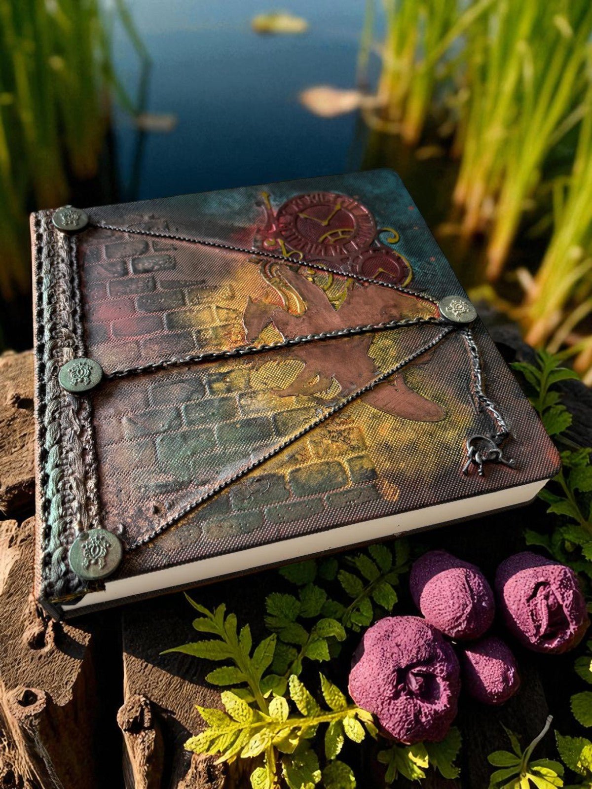 Détails enchanteurs des matériaux du Grand carnet à dessin d'Uchronie Créations, fait de papier recyclé de haute qualité.