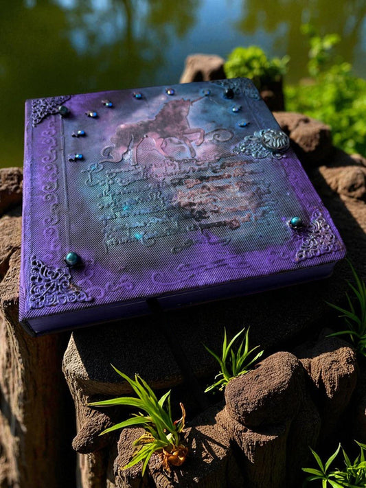 Grand carnet à dessin d'Uchronie Créations avec une couverture illustrée attrayante, inspirant la créativité.