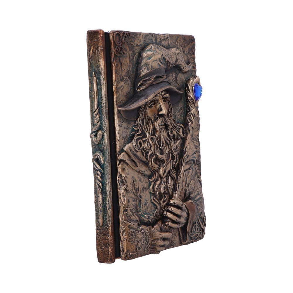 Grimoire du Magicien de Nemesis Now, un journal enchanteur avec une élégante couverture en résine et une figurine de sorcier tenant un bâton orné de gemmes bleues.