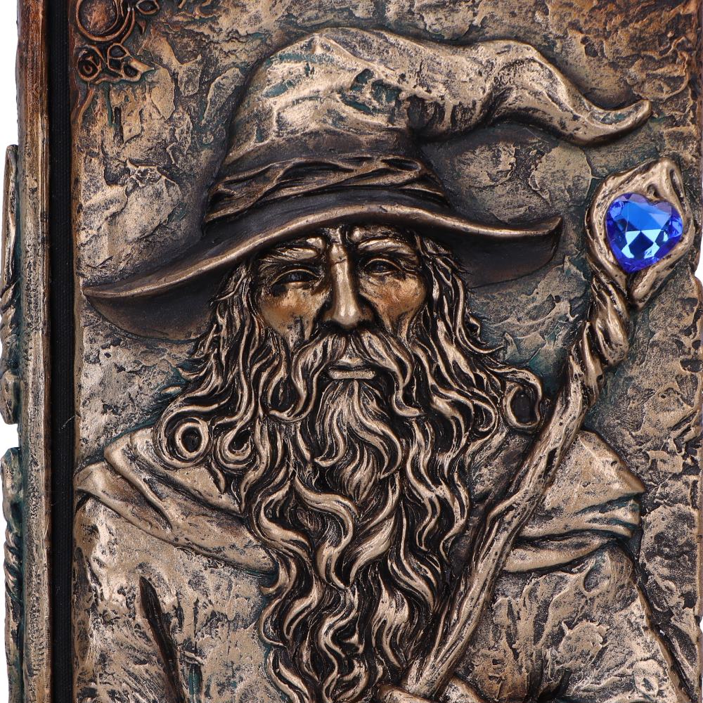 Détails exquis du Grimoire du Magicien de Nemesis Now, mettant en avant l'effet patiné et le design mystique qui évoque des récits fantastiques.