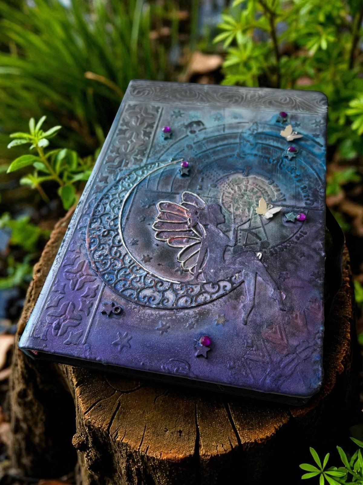 Scène captivante du Grimoire ligné de Uchronie Créations, un compagnon idéal pour noter des sorts et vivre des expériences mystiques.