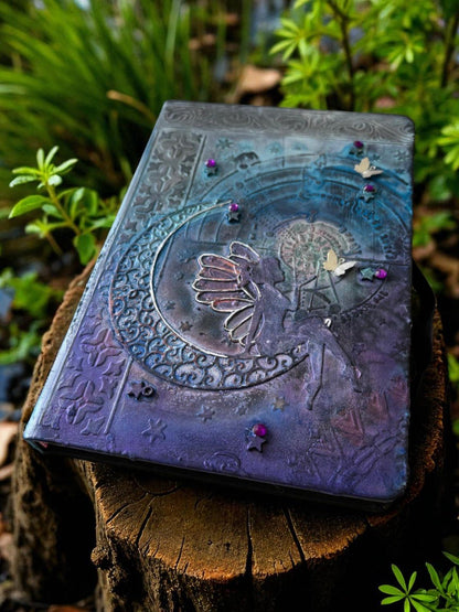 Scène captivante du Grimoire ligné de Uchronie Créations, un compagnon idéal pour noter des sorts et vivre des expériences mystiques.