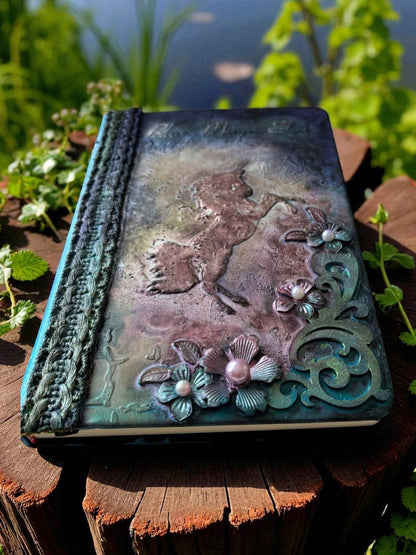 Détails raffinés du Grimoire ligné de Uchronie Créations, un trésor d'artisanat et de féérie pour l'inspiration créative.