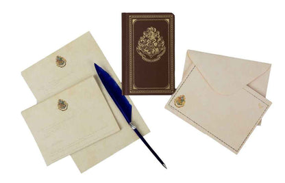 Papeterie magique et colorée de Poudlard d'Insight Editions, comprenant un journal de poche et des enveloppes décorées, idéale pour les élèves et les sorciers en herbe.