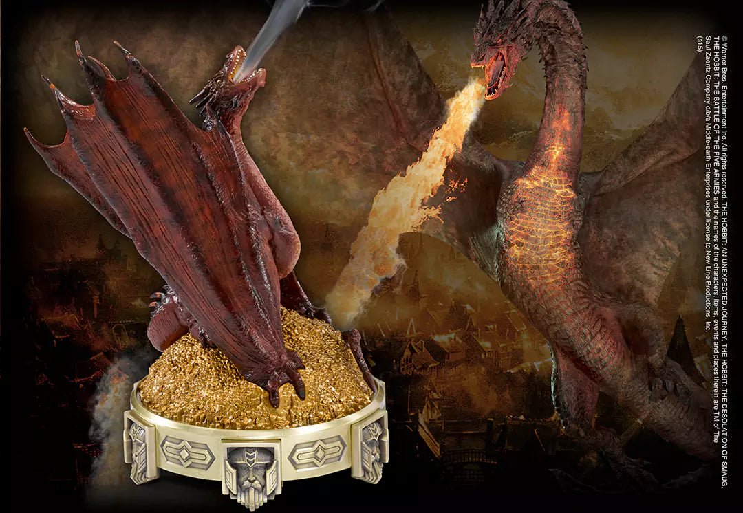 Brûleur d'encens Smaug de Noble Collection en ambiance mystique, créant une atmosphère captivante avec de la fumée s'échappant.