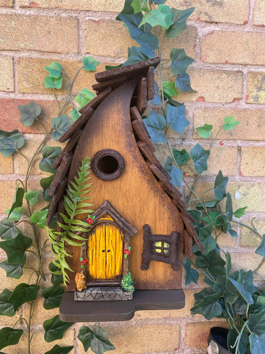 Nichoir en bois naturel avec fenêtre et porte de fée. Cabane pour oiseaux féerique, décoration de jardin, abri pour oiseaux rustique. Cadeau d’anniversaire pour maman.