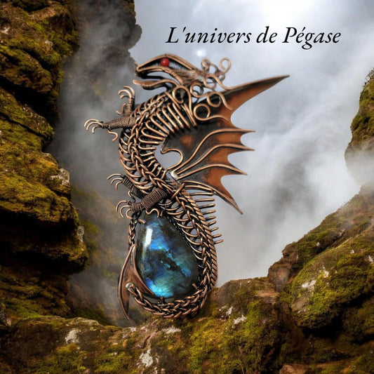 Zhaerys – Le Dragon Éveillé collier pendentif réalisé avec une labradorite.