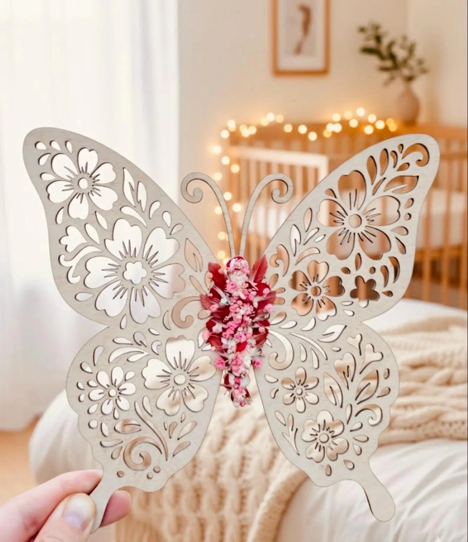 Détail du papillon en bois avec des fleurs séchées, créé par L'atelier Bcréa, un symbole de beauté et de transformation pour enrichir votre intérieur.