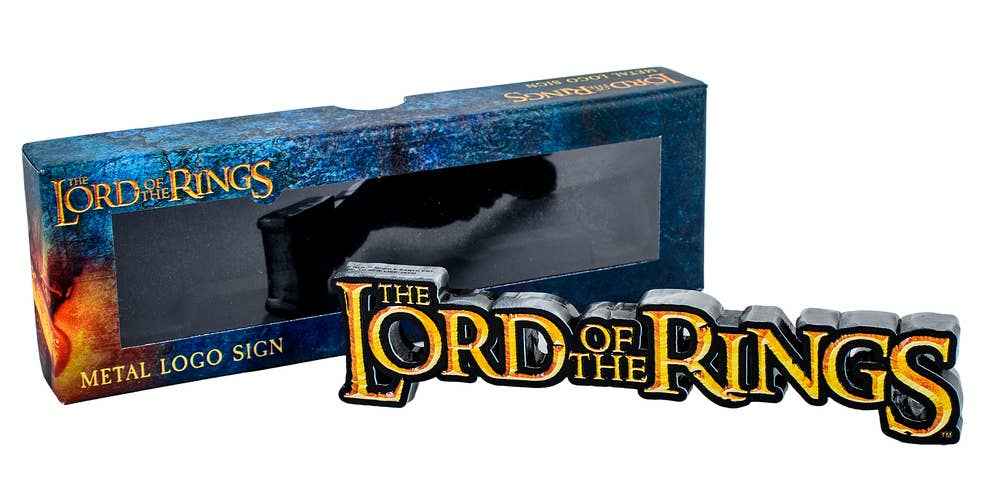 Détail du design argenté de la plaque à logo en métal du Seigneur des Anneaux, vendu par AAA Merchandise Limited.