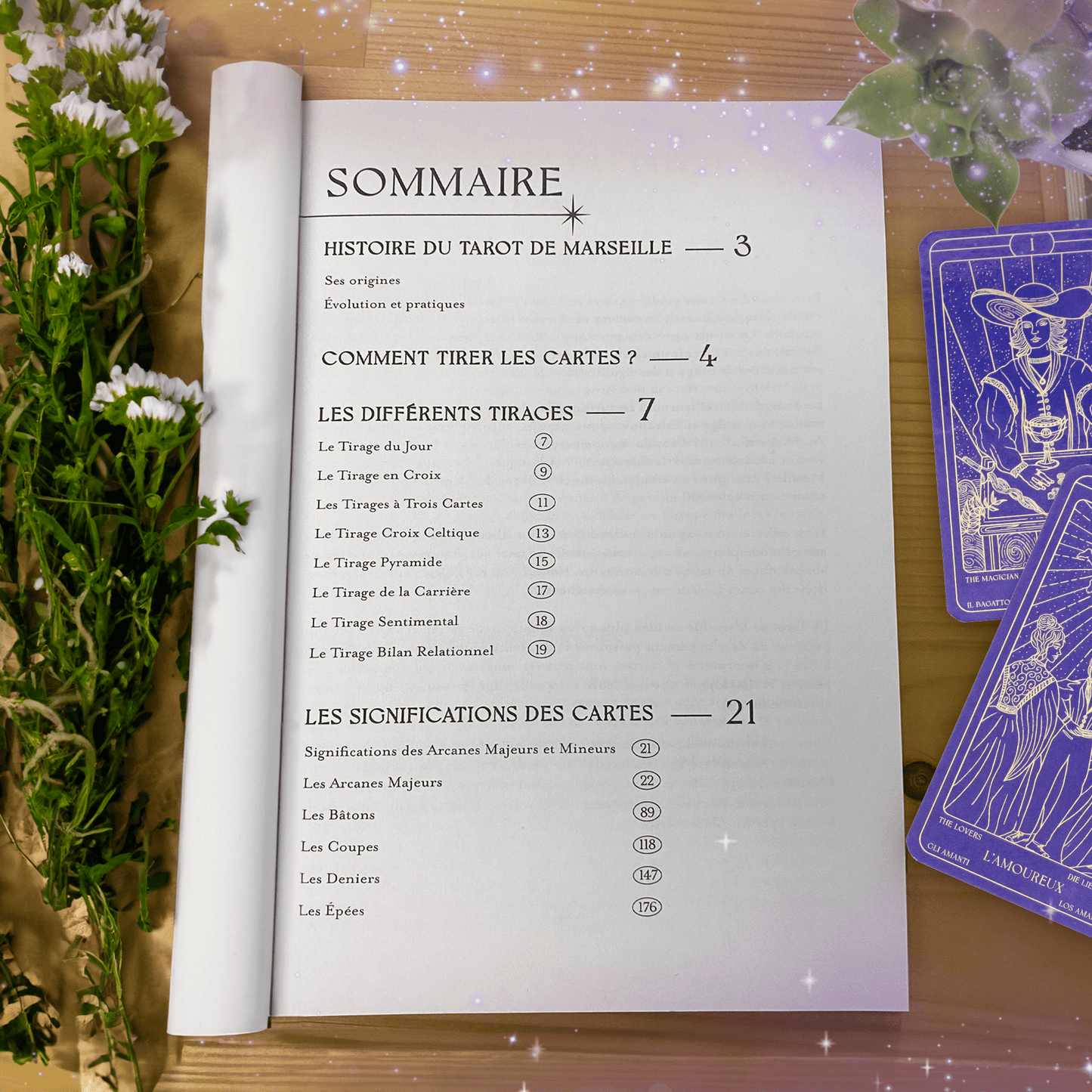 Couverture vibrante du 'Livre d'initiation au Tarot de Marseille' de Vibratis, illustrée avec des motifs mystiques et enchanteurs, idéale pour les aspirants tarologues.