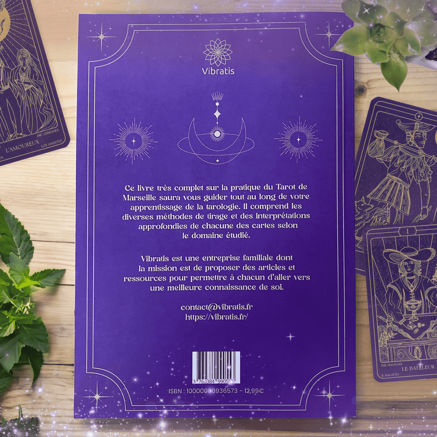 Couverture captivante du livre 'Livre d'initiation au Tarot de Marseille' par Vibratis, illustrée avec des couleurs vives, promettant une exploration envoûtante des arcanes du tarot.
